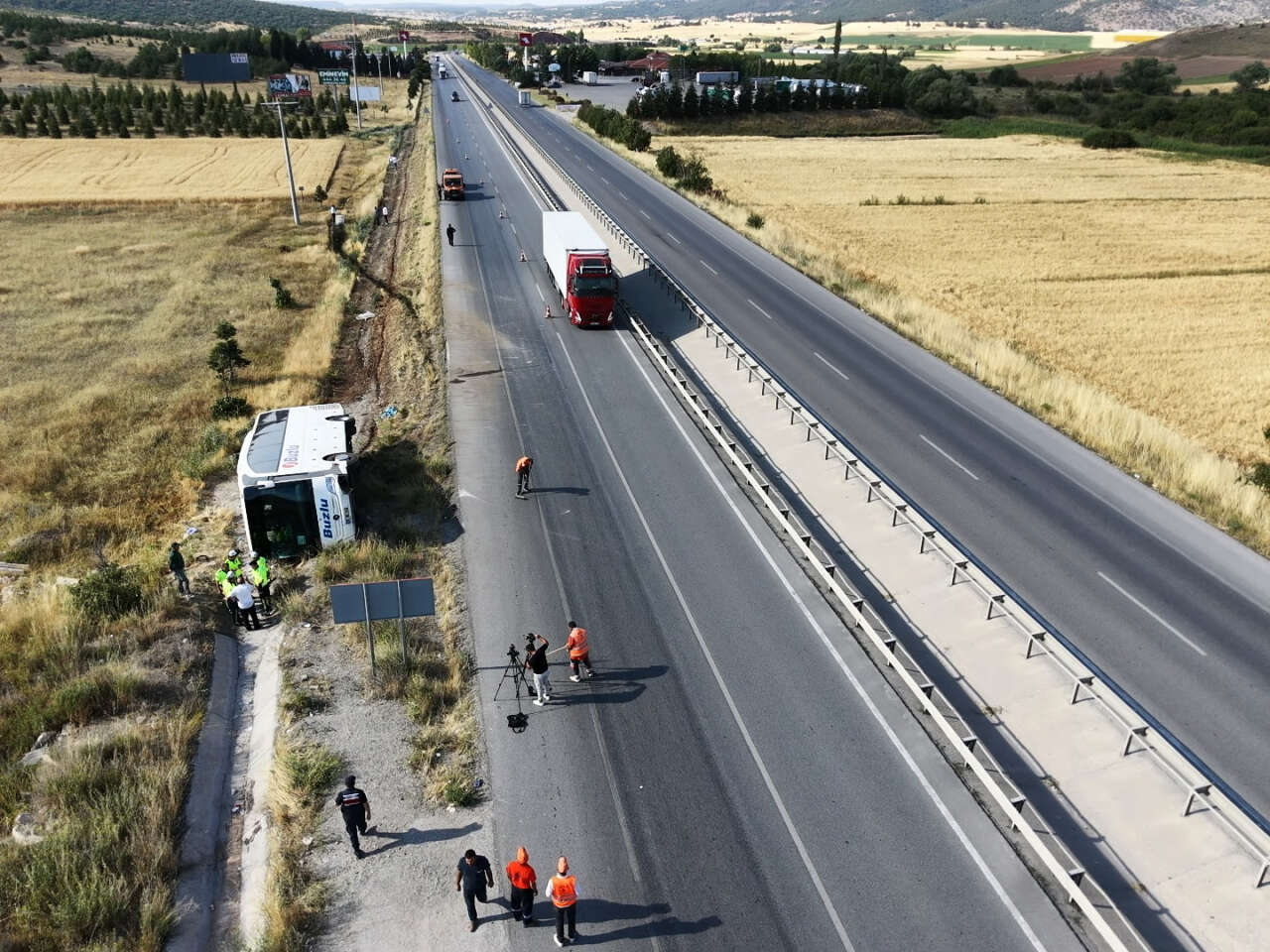 Yolcu otobüsü şarampole devrildi! 24 kişi yaralandı 8
